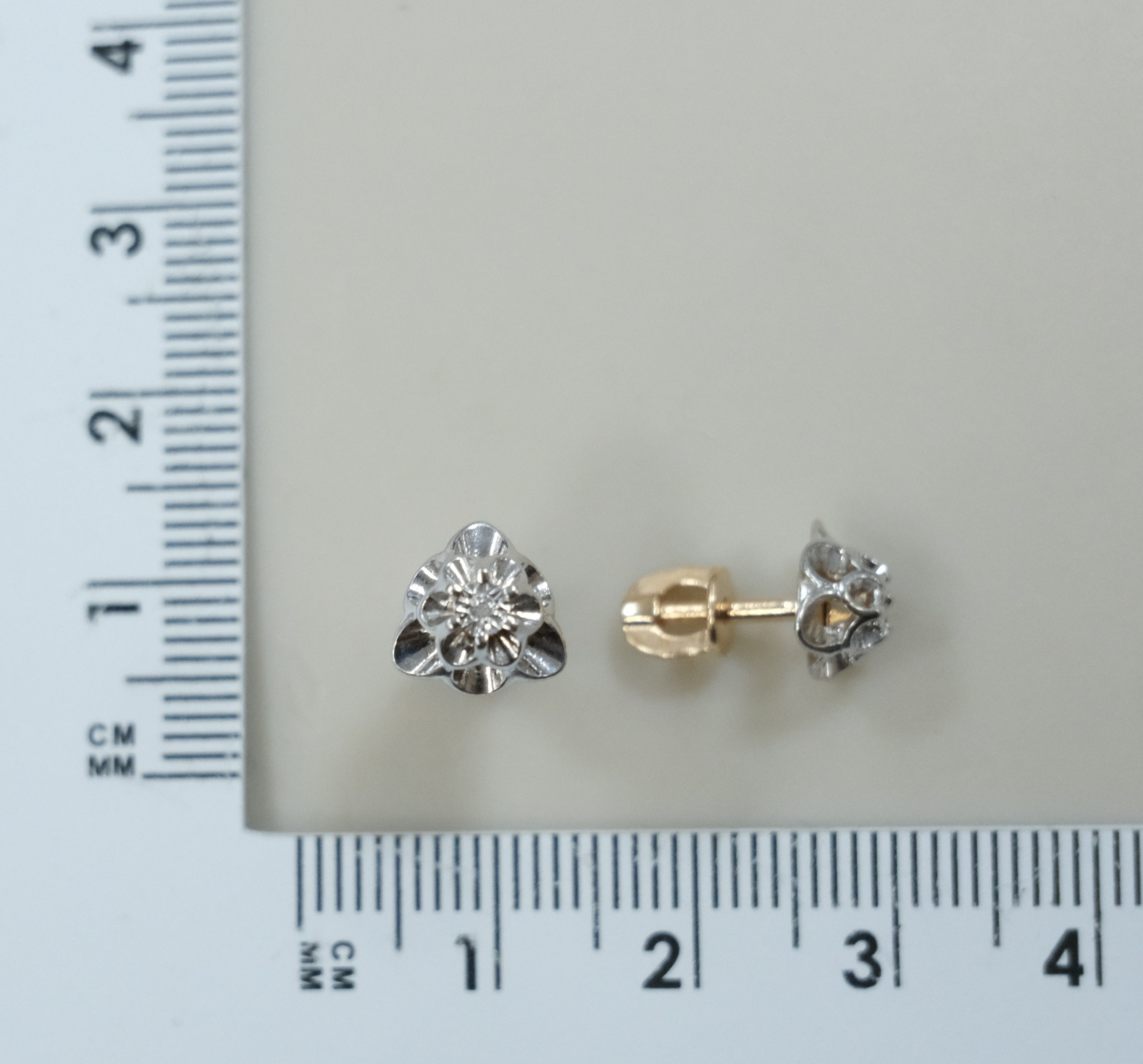 Серебряные серьги-пусеты с бриллиантами